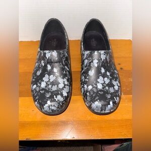 Crocs Neria Pro II Clogs Slip Resistant Work Shoes Gray Black Floral WOMENS SZ 8